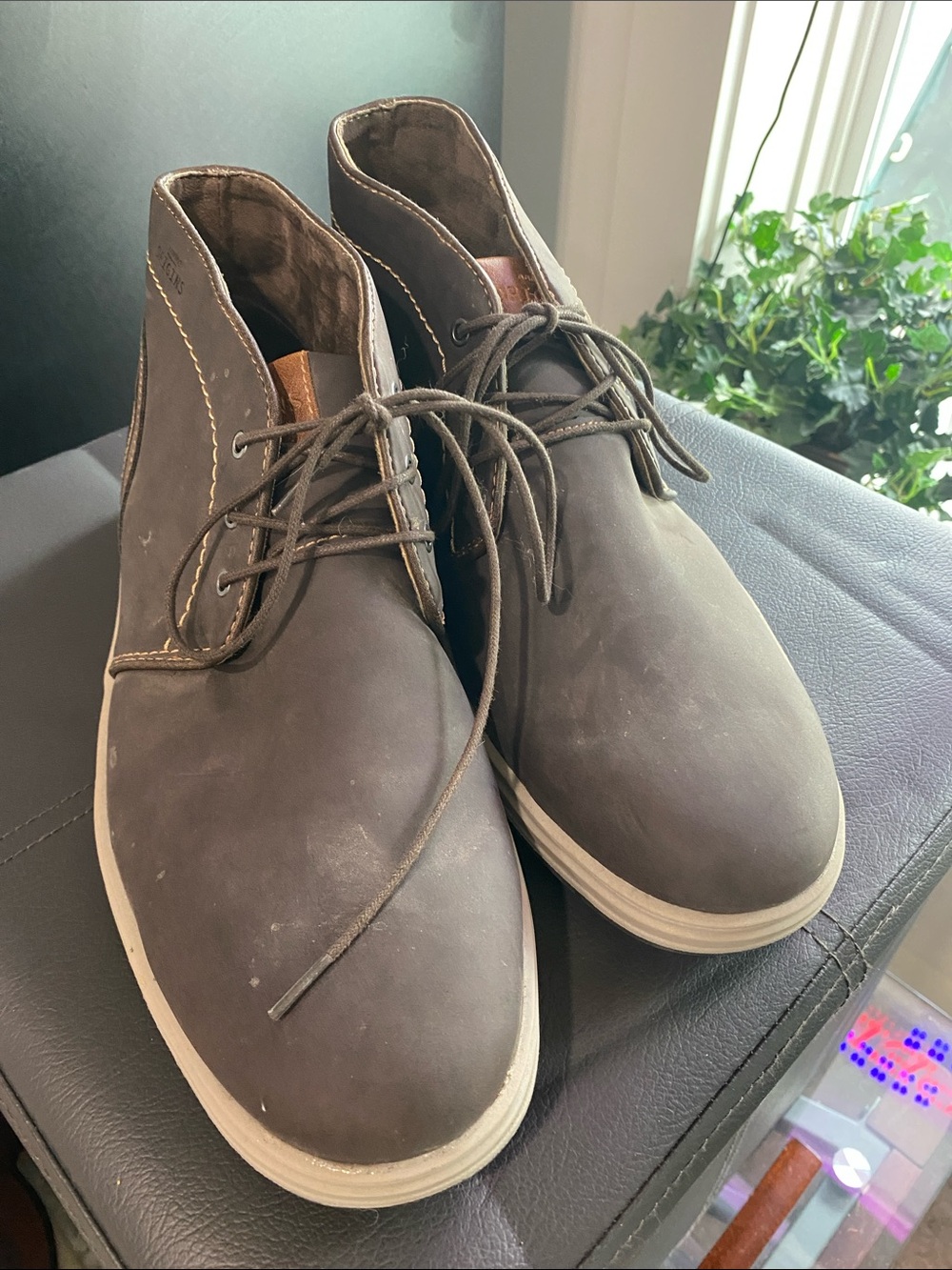 Clarks Men's Gray Chukka Boots with Lace-Up